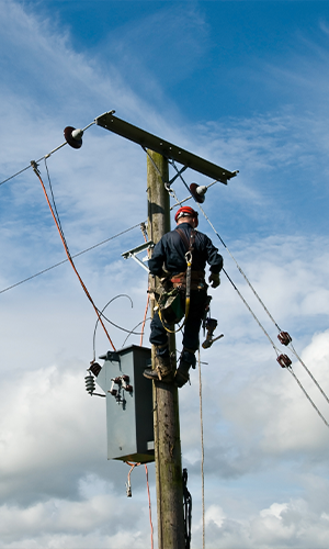 300x500-Thumbnail-Image-Man-working-on-aerial-network-pole.png